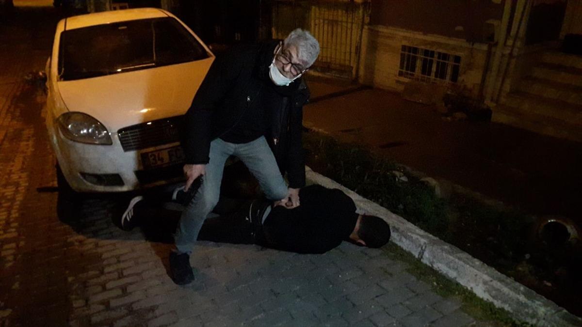 Kısıtlamada kovalamaca sonucu yakalanan ş&uuml;pheli g&ouml;r&uuml;nt&uuml; alan gazeteciye saldırı girişiminde bulundu