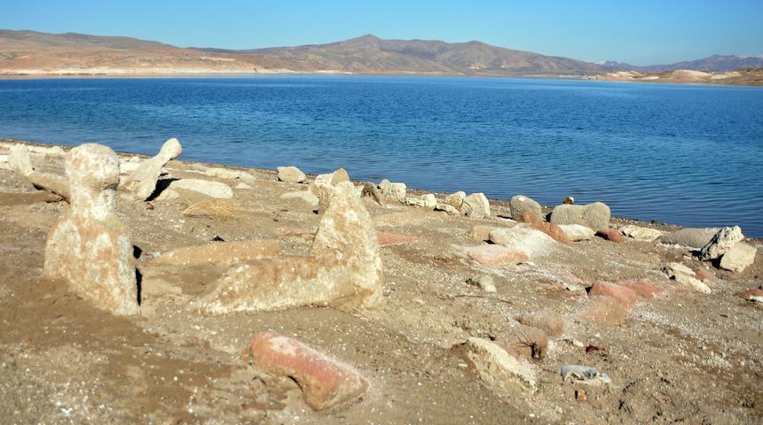 Kayseri'de baraj suyu çekilince mezarlık ve eski yapılar ortaya çıktı
