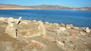 Kayseri'de baraj suyu çekilince mezarlık ve eski yapılar ortaya çıktı