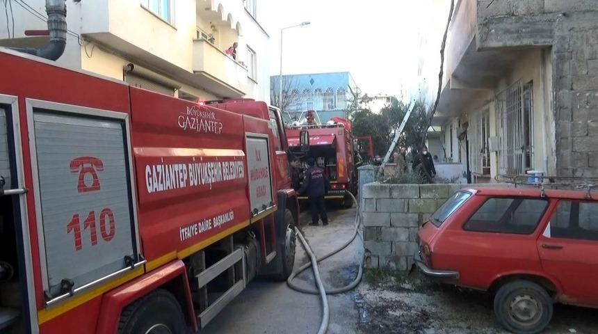 Gaziantep&rsquo;te ev yangını: 2 yaralı