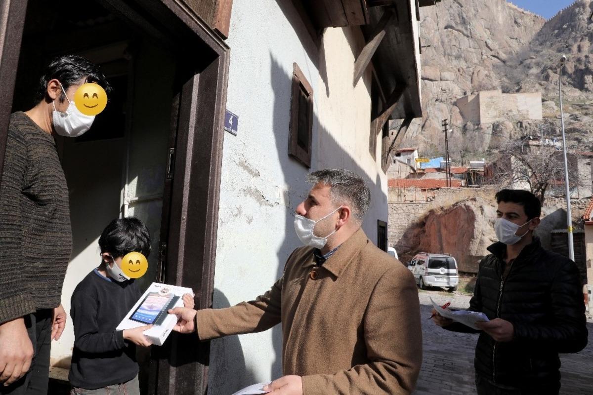 Afyonkarahisar Belediyesi 500 &ouml;ğrenciye tablet dağıttı