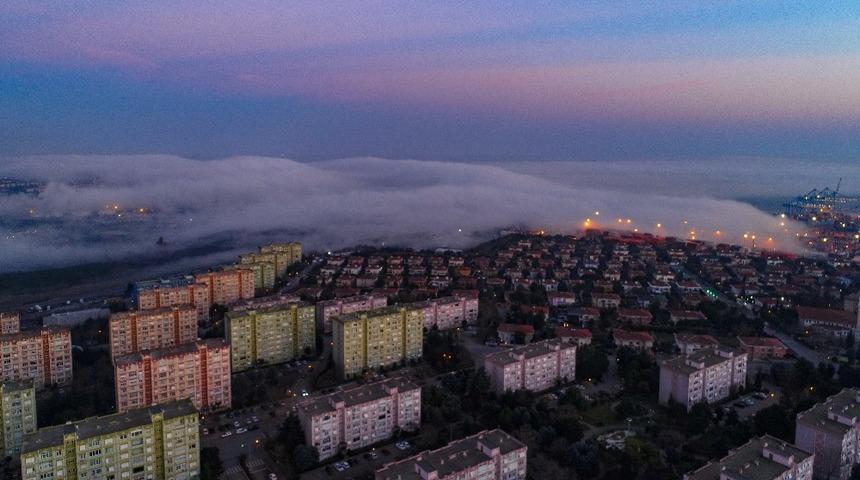 İstanbul'daki deniz üzerindeki sis bulutu dikkat çekti