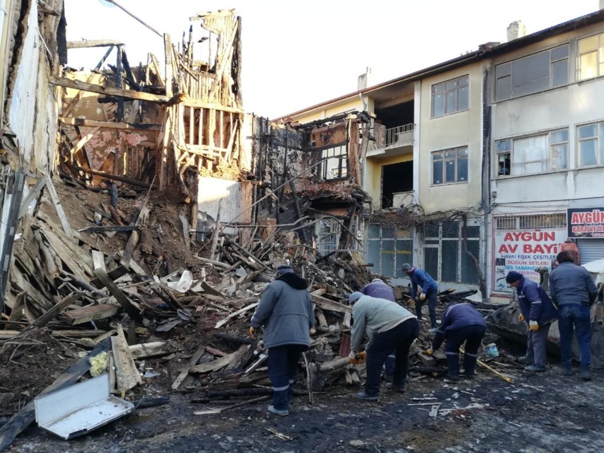 Yanan d&uuml;kkanların enkazı kaldırılmaya başlandı