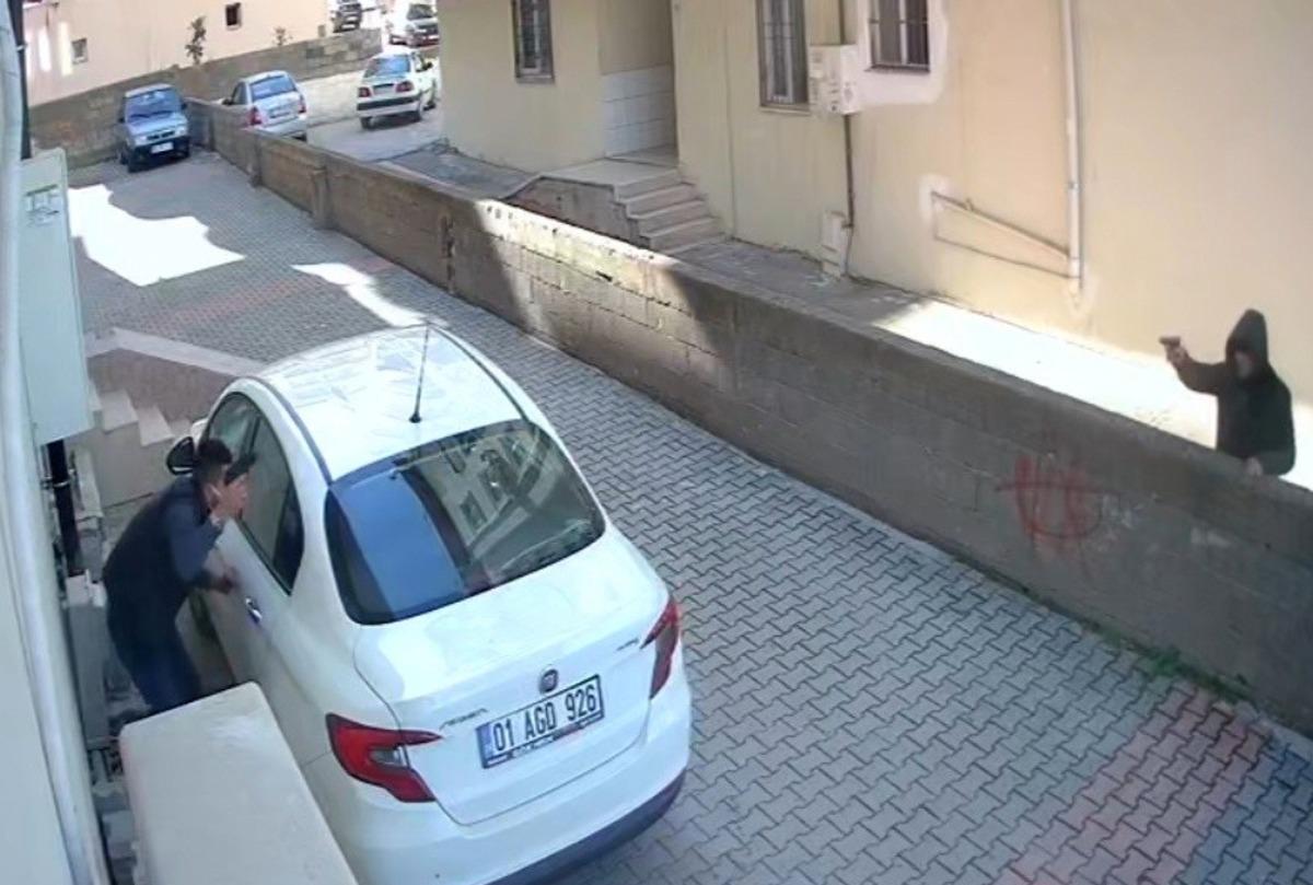 Film sahnesi değil, sokak ortasında kız y&uuml;z&uuml;nden &ccedil;atışma
