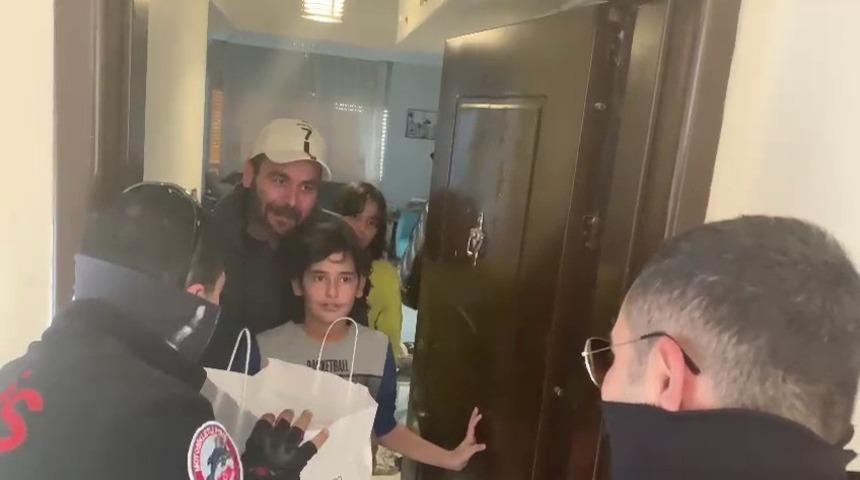 9 yaşına giren Kutan&rsquo;a yunus ekiplerinden doğum g&uuml;n&uuml; s&uuml;rprizi