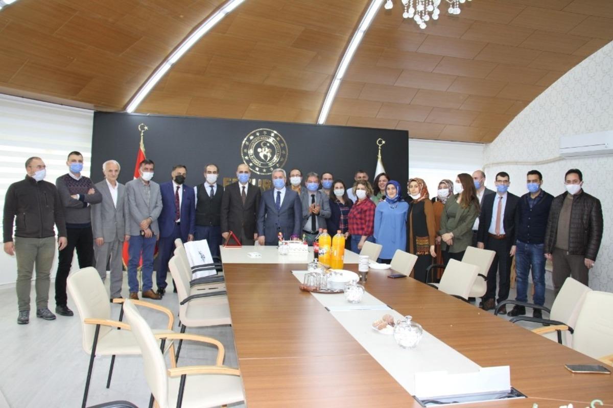 Tilkid&ouml;ğen&rsquo;e plaketli uğurlama