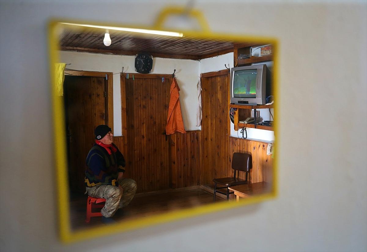 Malulen emekliliğin ardından 31 yıldır yaylada yaşıyor