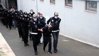 Suç örgütü lideri polise yakalanmamak için silahlarını eşlerinin çantasında taşıyormuş