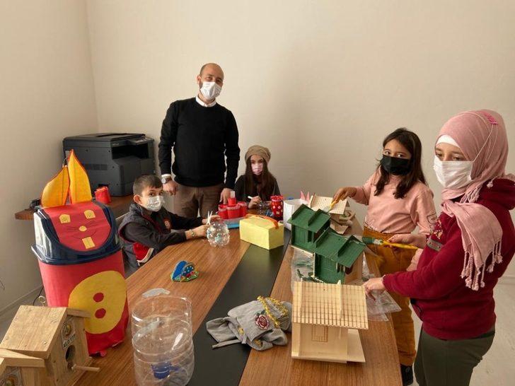 Mecidiye Ortaokulu’nda atık malzemeler eşyaya dönüşüyor G1