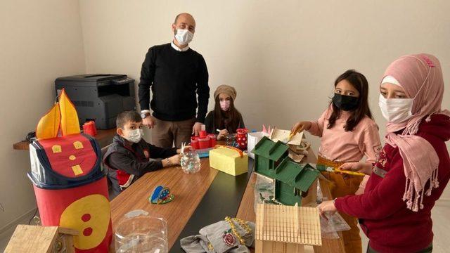 Mecidiye Ortaokulu’nda atık malzemeler eşyaya dönüşüyor