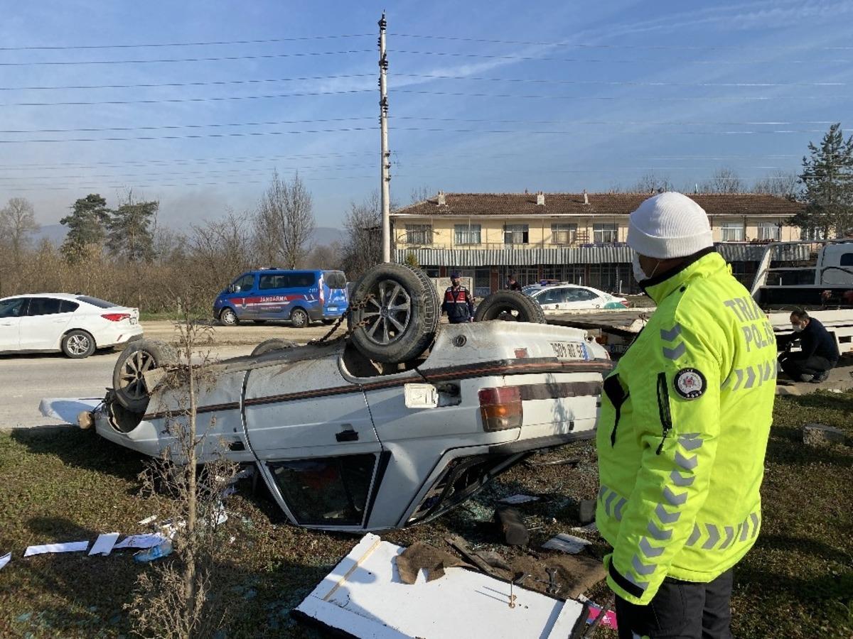 Balık tutmaya giden s&uuml;r&uuml;c&uuml;n&uuml;n aracı takla attı: 2 yaralı