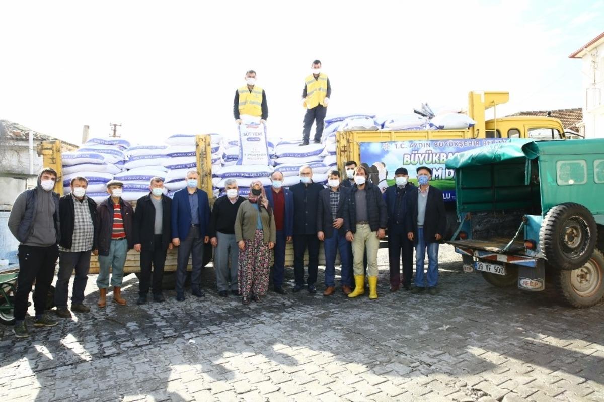 Ko&ccedil;arlı&rsquo;da k&uuml;&ccedil;&uuml;k &uuml;reticiye Aydın B&uuml;y&uuml;kşehir Belediyesi&rsquo;nden yem desteği
