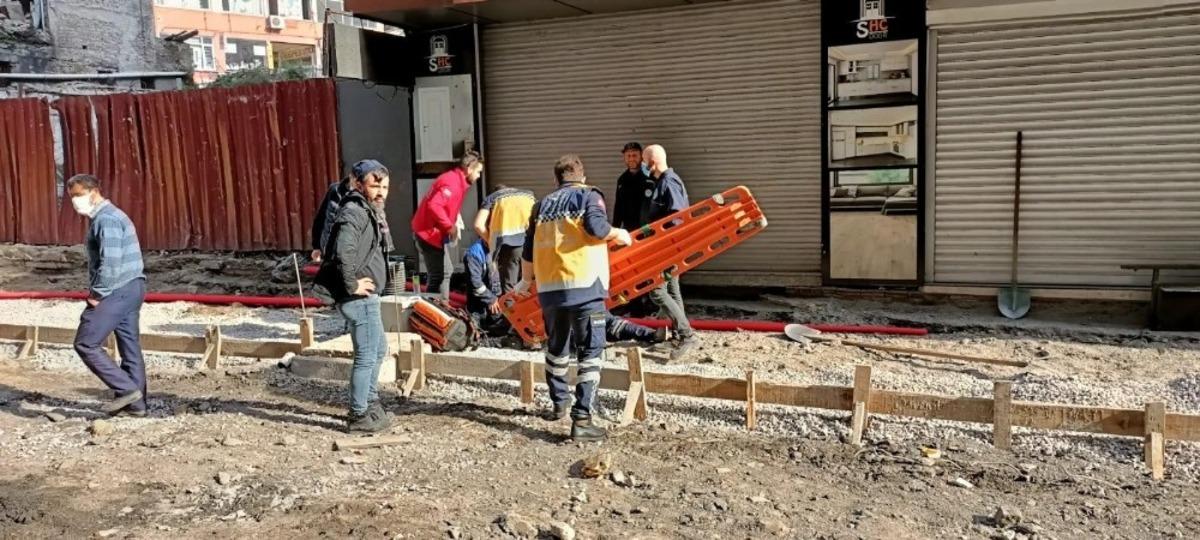 Alt yapı &ccedil;alışması yapan iş&ccedil;inin başına tabela d&uuml;şt&uuml;