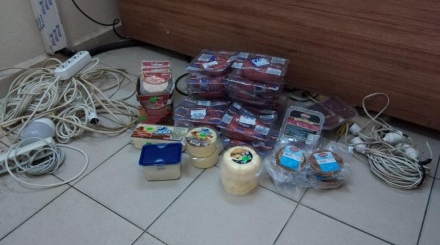 Yardım derneğinin sadaka kutusundaki parayı &ccedil;aldı