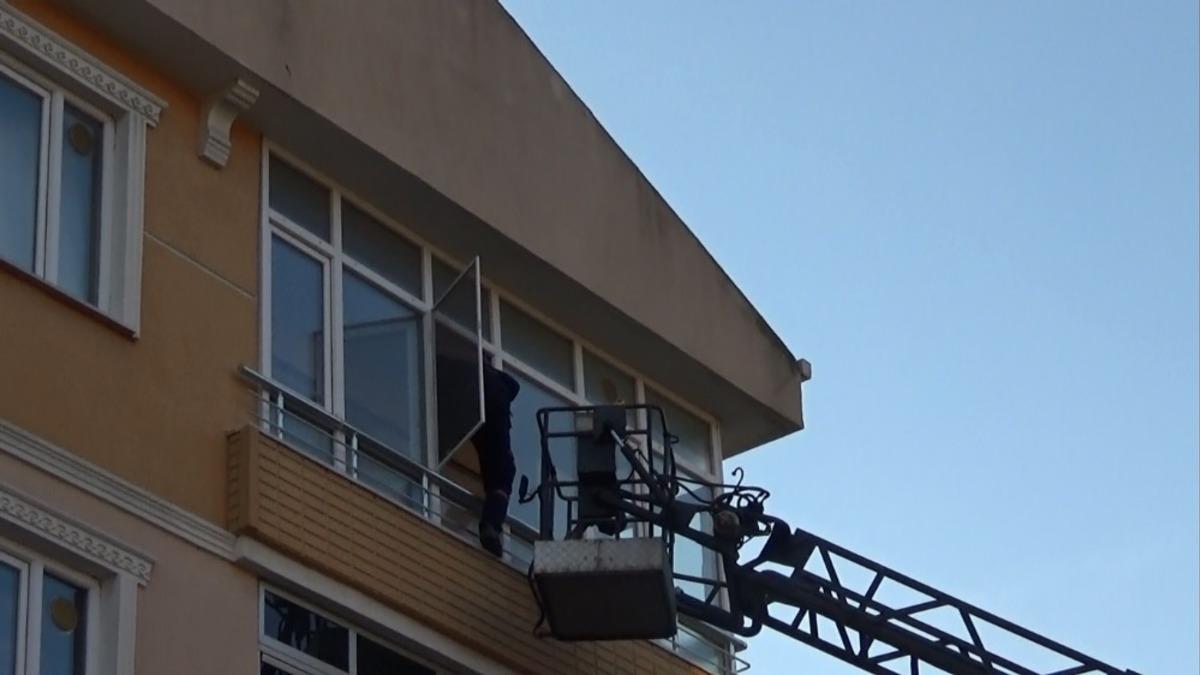 Kapıyı kimseye a&ccedil;mayınca polis, itfaiye ve sağlık ekipleri seferber oldu