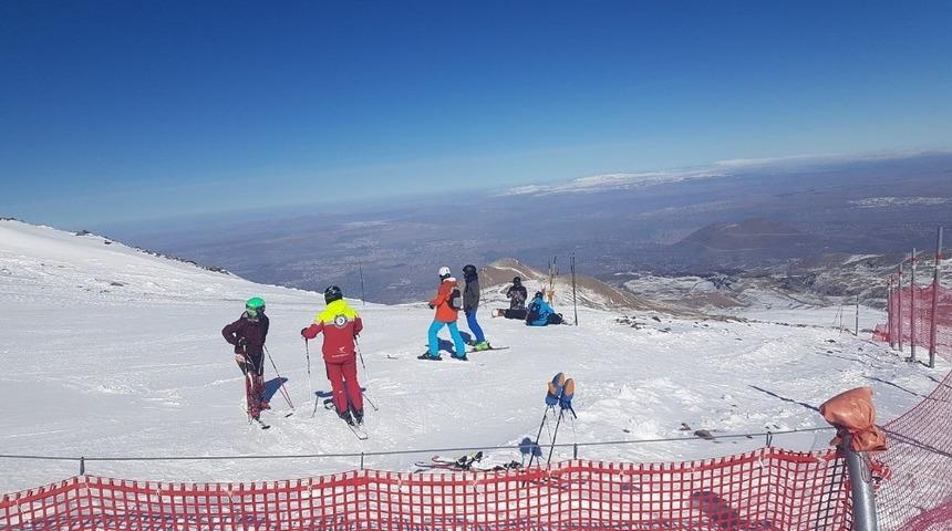 T&uuml;rkiye&rsquo;nin en y&uuml;ksek kayak pisti, kayak&ccedil;ıların akınına uğradı