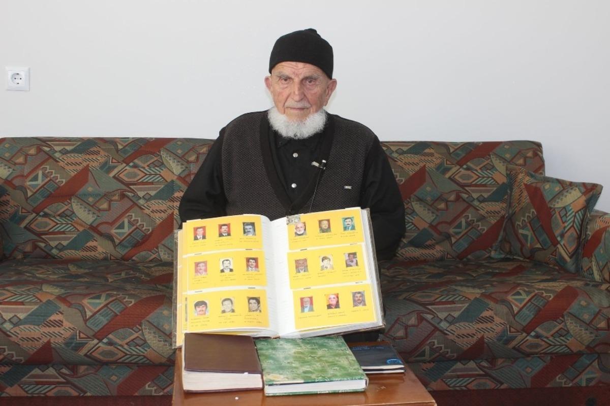 70 yıldır &ouml;lenlerin fotoğraf arşivini ve hava durumunu not alıyor