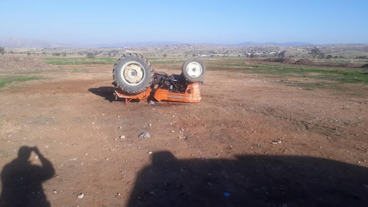 Tarlada drift yapan trakt&ouml;r devrildi: 3 yaralı