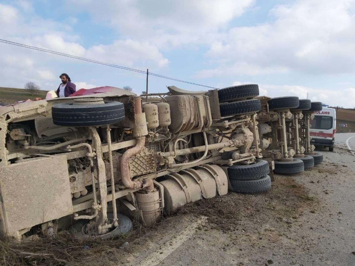 Virajı alamayan &ccedil;akıl y&uuml;kl&uuml; kamyon devrildi: 1 yaralı
