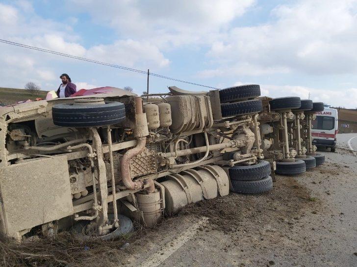 Virajı alamayan çakıl yüklü kamyon devrildi: 1 yaralı G1
