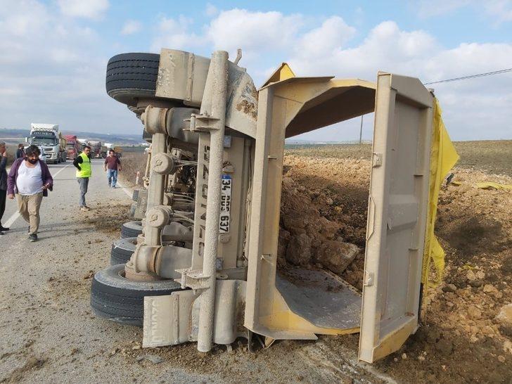 Virajı alamayan çakıl yüklü kamyon devrildi: 1 yaralı G2