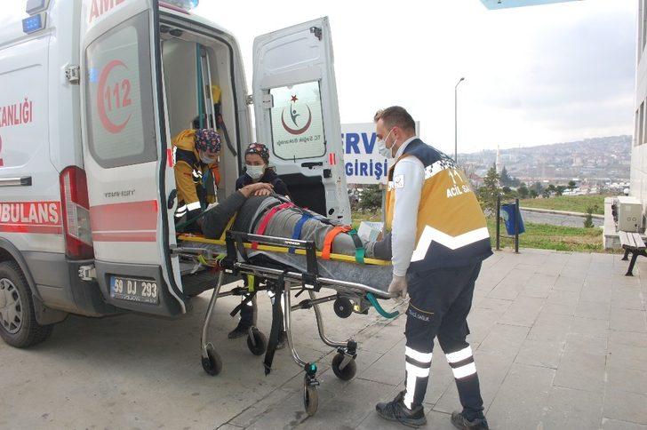 Virajı alamayan çakıl yüklü kamyon devrildi: 1 yaralı G3