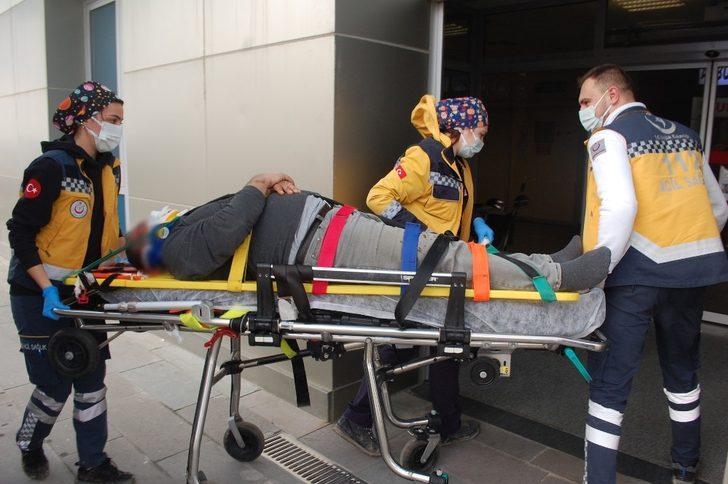 Virajı alamayan çakıl yüklü kamyon devrildi: 1 yaralı G4