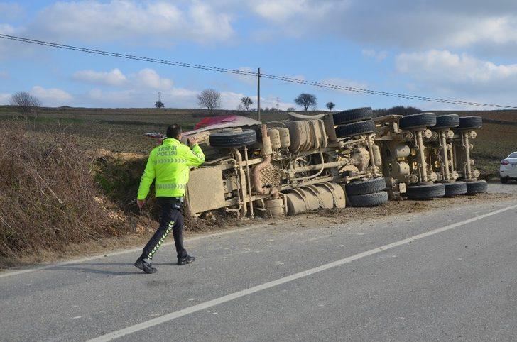 Virajı alamayan çakıl yüklü kamyon devrildi: 1 yaralı G5