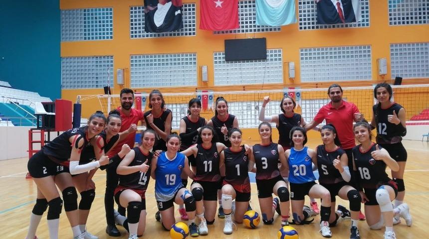 Vanlı kızlar Diyarbakır temsilcisini eli boş g&ouml;nderdi