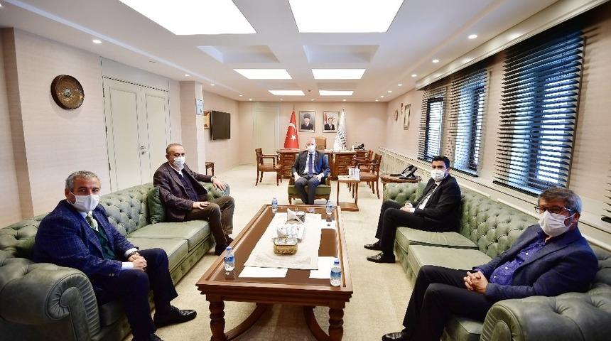 Gazeteciler Vali G&uuml;l&rsquo;le medyanın sorunlarını konuştu