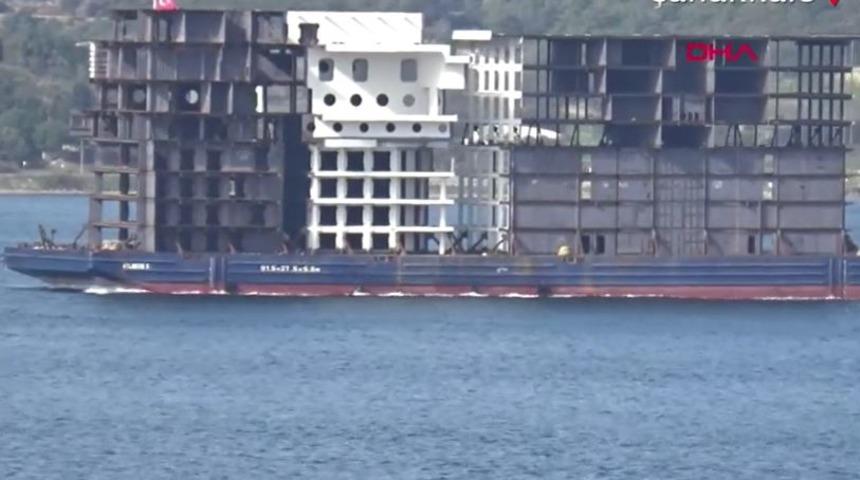 Çanakkale Boğazı'ndan 'apartman' görünümlü platform geçti