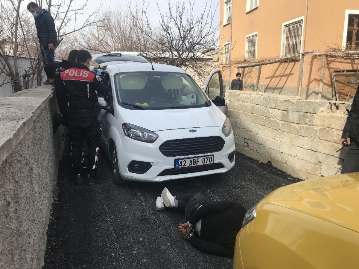 Ka&ccedil;an s&uuml;r&uuml;c&uuml; kovalamaca sonucu yakalandı