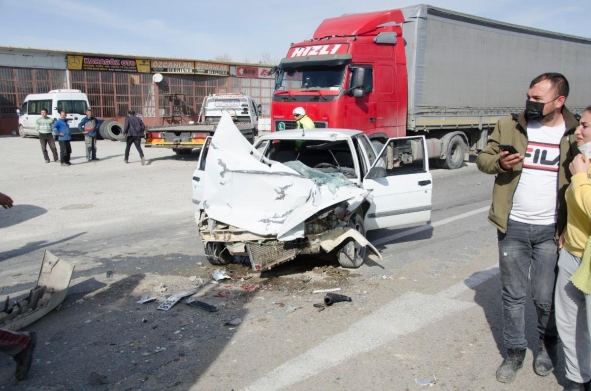 Otomobil ile s&uuml;t tankeri &ccedil;arpıştı: 2 yaralı