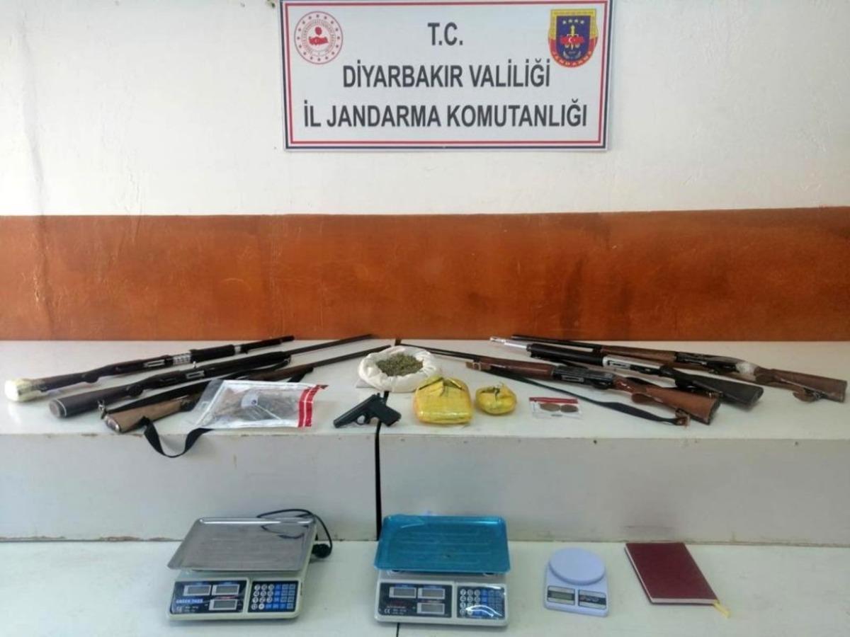 Diyarbakır&rsquo;da Tırpan-2 uyuşturucu operasyonu: 16 g&ouml;zaltı