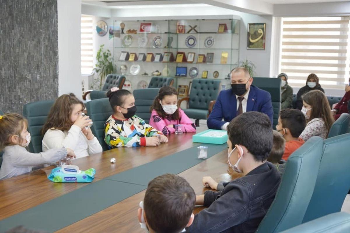 Başkan Aykurt &ccedil;evreye duyarlı &ccedil;ocukları ağırladı
