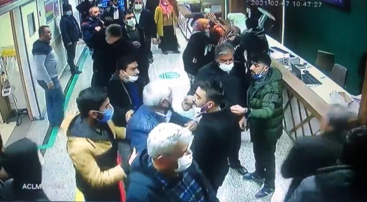 Sağlık &ccedil;alışanlarına saldırı kameraya yansıdı