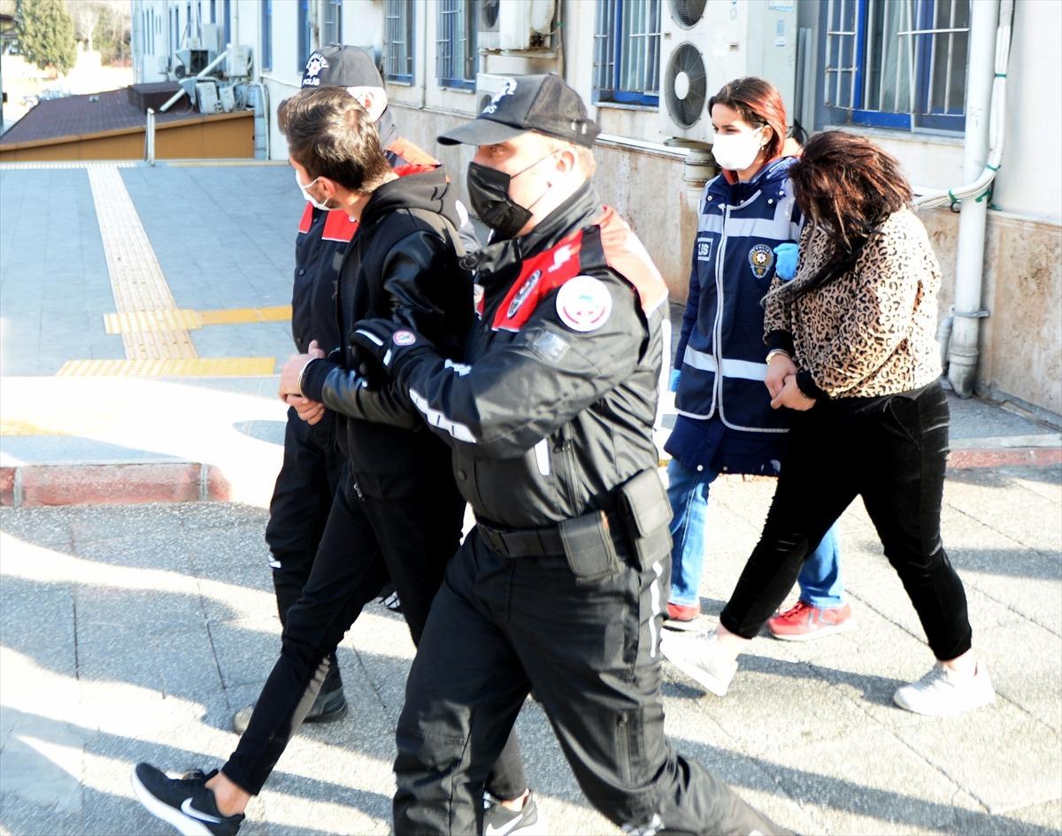 Kahramanmaraş'ta park halindeki otomobili &ccedil;aldıkları iddiasıyla yakalanan 2 ş&uuml;pheli tutuklandı