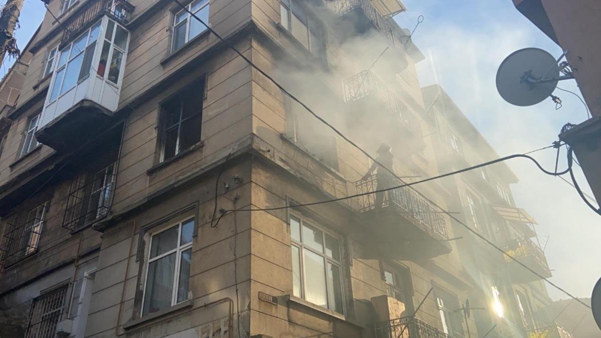 5 katlı apartmanın 3. katında &ccedil;ıkan yangın korkuttu