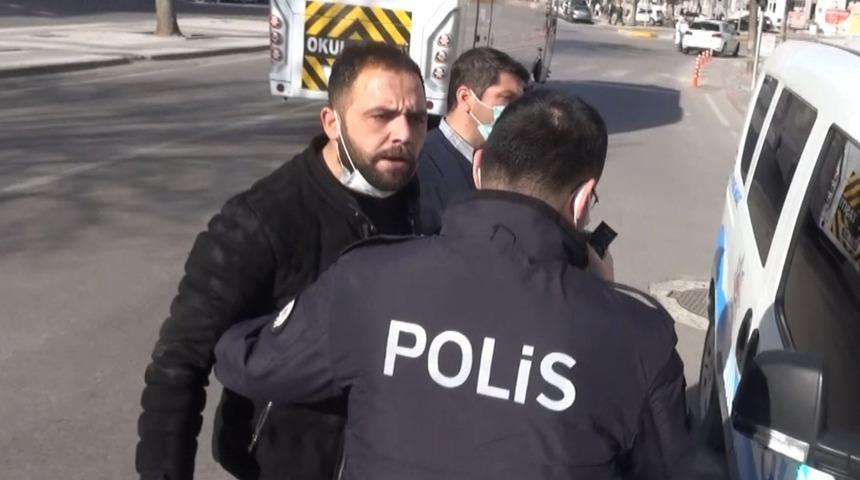 Muayenesiz araçla yakalanan ehliyetsiz sürücü basın mensuplarını darp etti