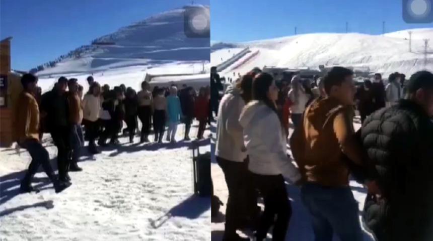 Kayak merkezinde halay tepki &ccedil;ekti