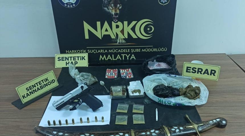 Malatya'da uyuşturucu operasyonunda yakalanan 5 zanlıdan 3'&uuml; tutuklandı