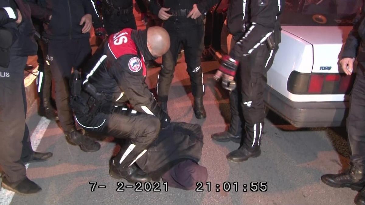 Alkoll&uuml; s&uuml;r&uuml;c&uuml; ve arkadaşı polisi alarma ge&ccedil;irdi, nefes kesen kovalamaca karakolda bitti
