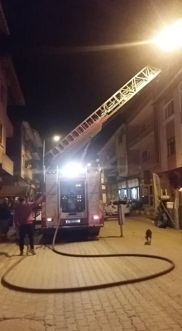 Çatı yangınına itfaiye ekiplerinden müdahale G1