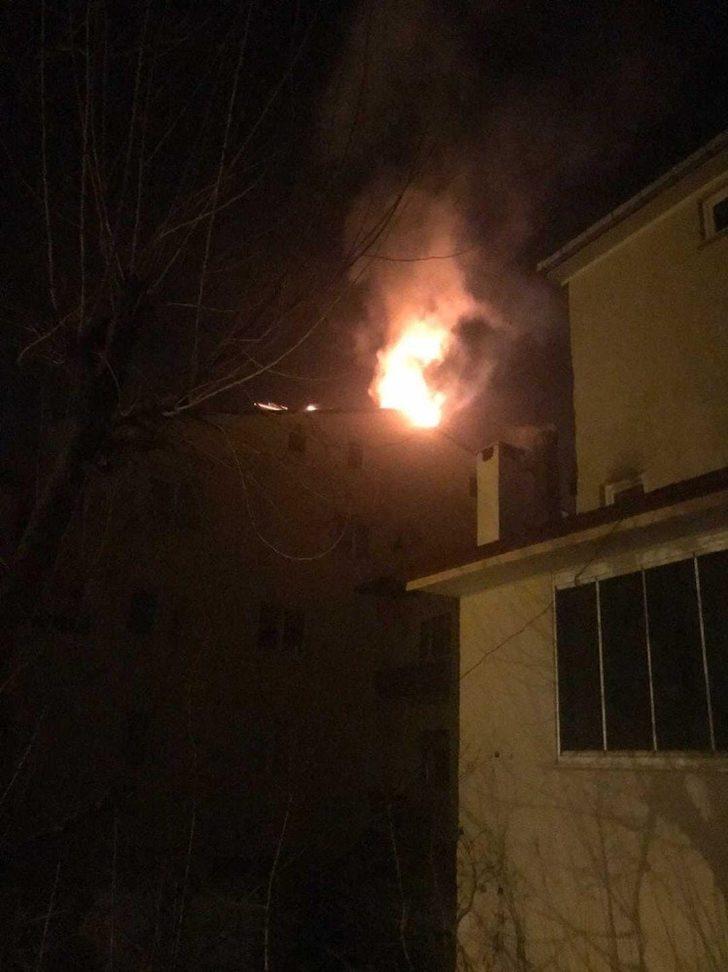 Çatı yangınına itfaiye ekiplerinden müdahale G3