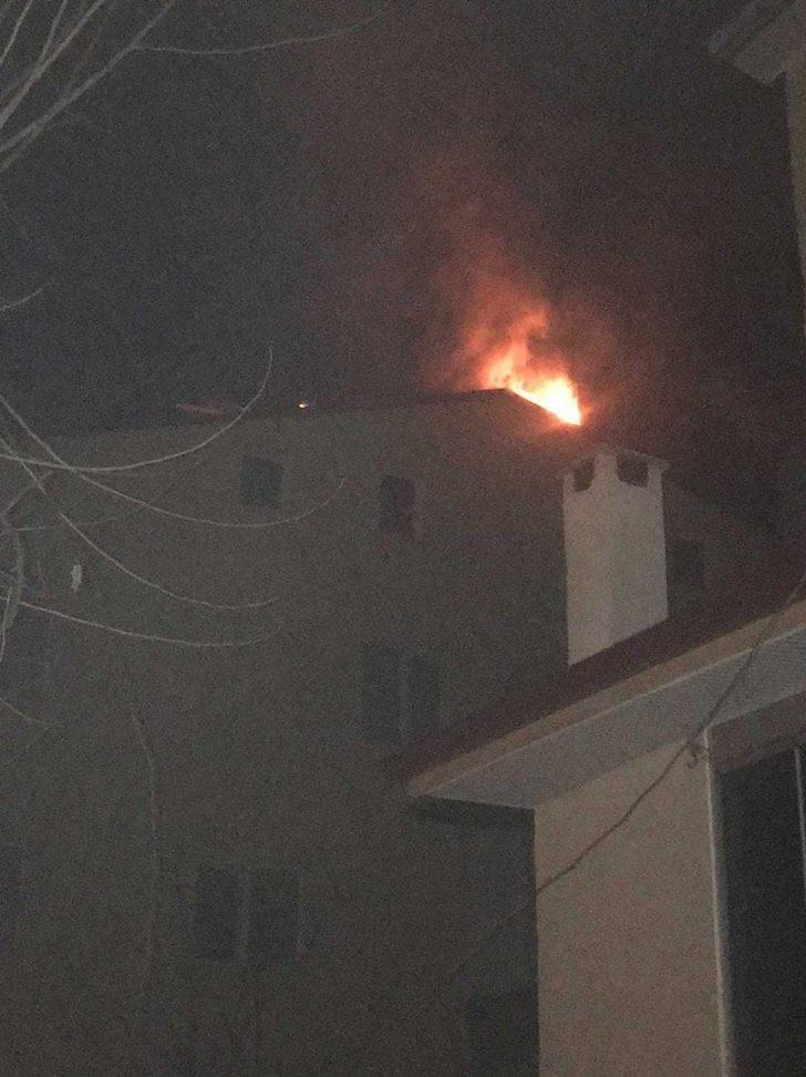 Çatı yangınına itfaiye ekiplerinden müdahale G4