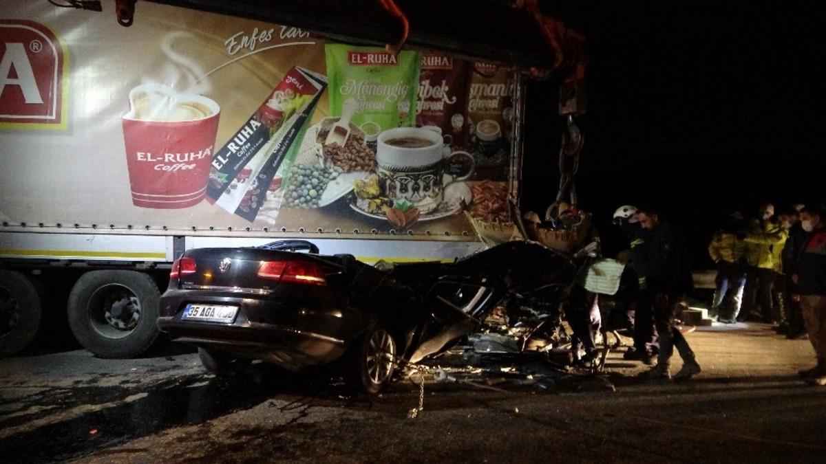 Gaziantep&rsquo;te otomobil tıra arkadan &ccedil;arptı: 2 &ouml;l&uuml;