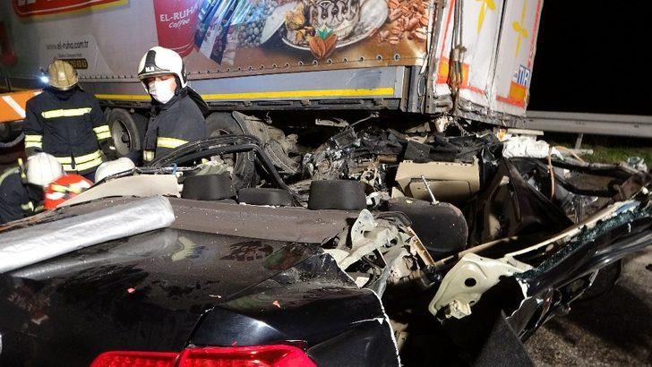 Gaziantep’te otomobil tıra arkadan çarptı: 2 ölü G2