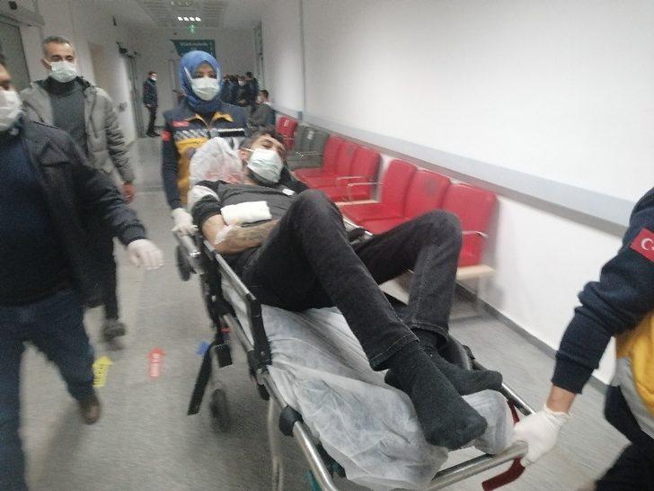 Yarasını unutup sedye üzerinden kameramanı tekmeleyip yumrukladı G3