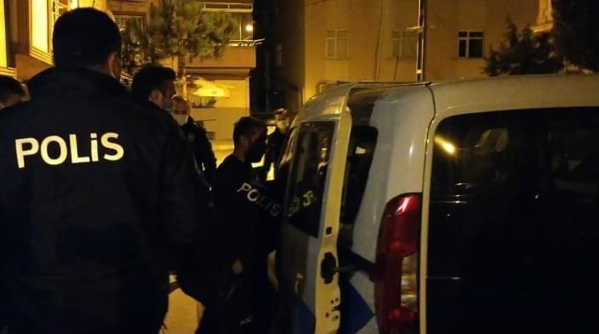 Pencereden polislere fırlattığı halı içerisinde uyuşturucu çıktı