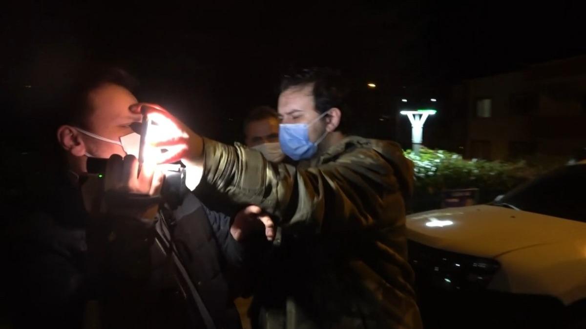 Alkoll&uuml; halde sokağa &ccedil;ıkıp ara&ccedil; kullandılar, gazetecilere saldırıp tepki g&ouml;sterdiler
